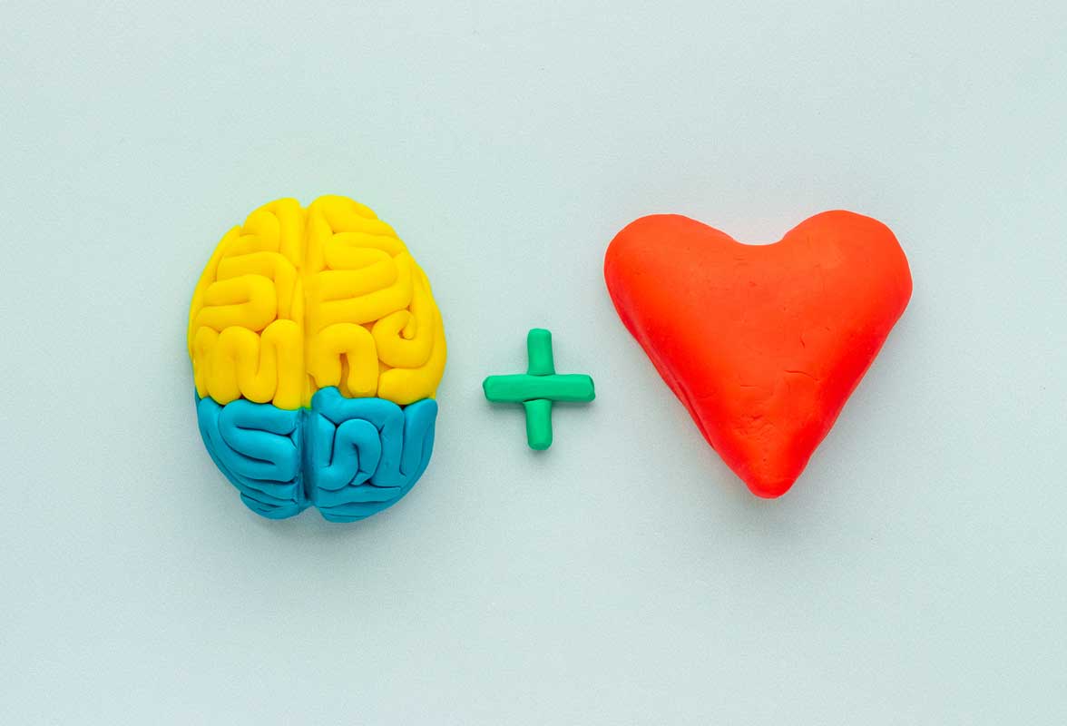 Le DNR : Une technique thérapeutique révolutionnaire pour reprogrammer le cerveau Cerveau en pâte à modeler jaune et bleu à côté d'un cœur rouge vif, reliés par un signe plus vert. Représentation du lien entre la logique, les émotions et l'équilibre